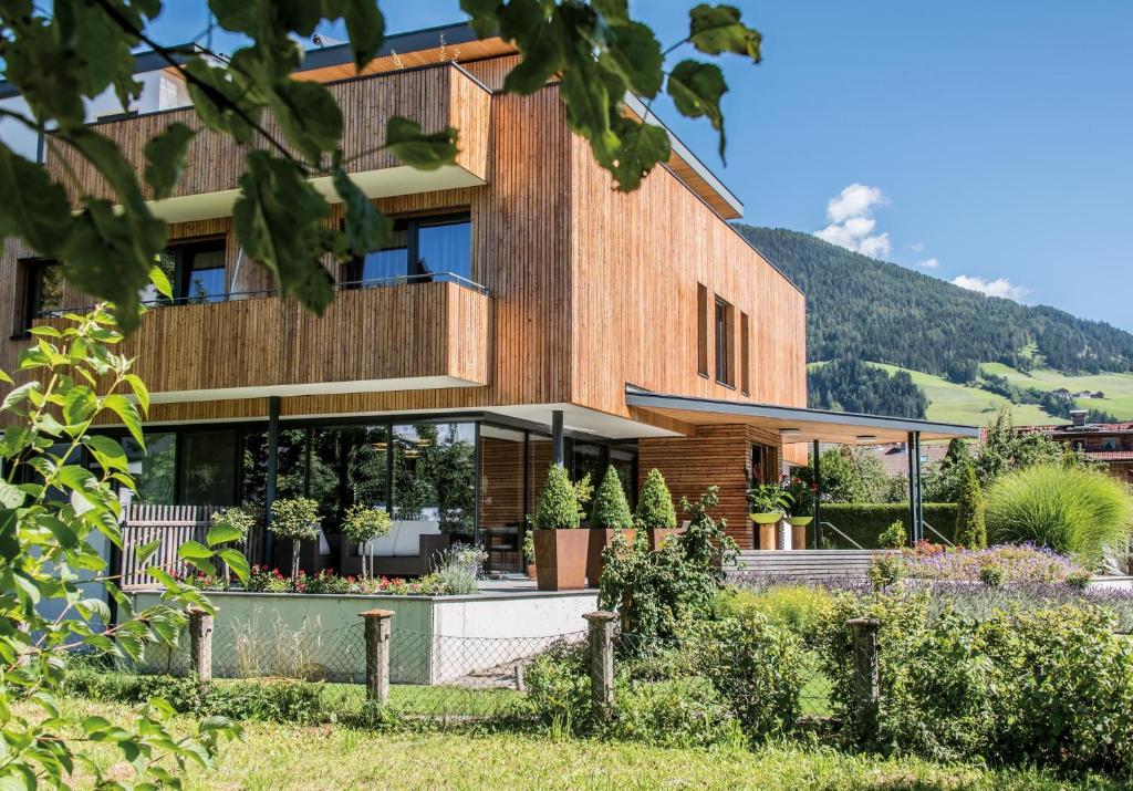 a house with a garden in front of it at Hotel juenmi in Sillian