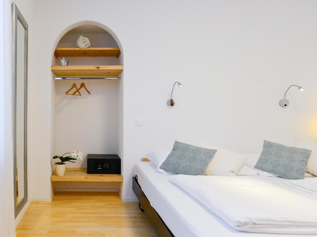 Hotel Baders Krone في Laupersdorf: غرفة نوم صغيرة مع سرير وطاولة