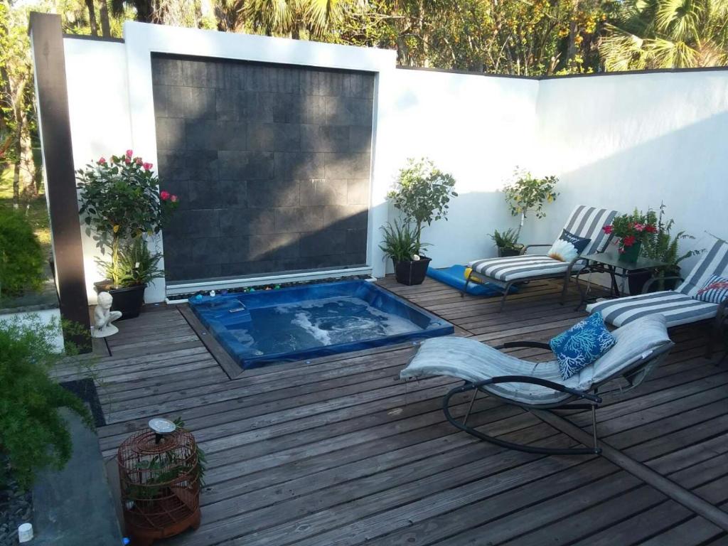patio con vasca idromassaggio e sedie su una terrazza di Naples' Hidden Gem a Naples