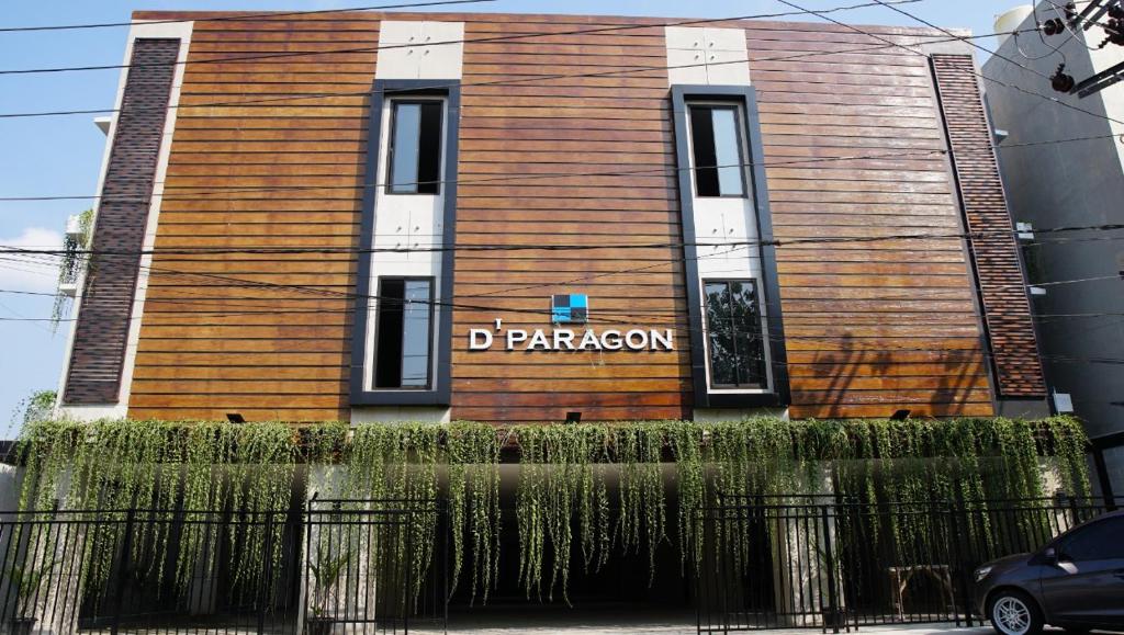 スラカルタにあるDPARAGON KERTENの並列を読む看板のある建物