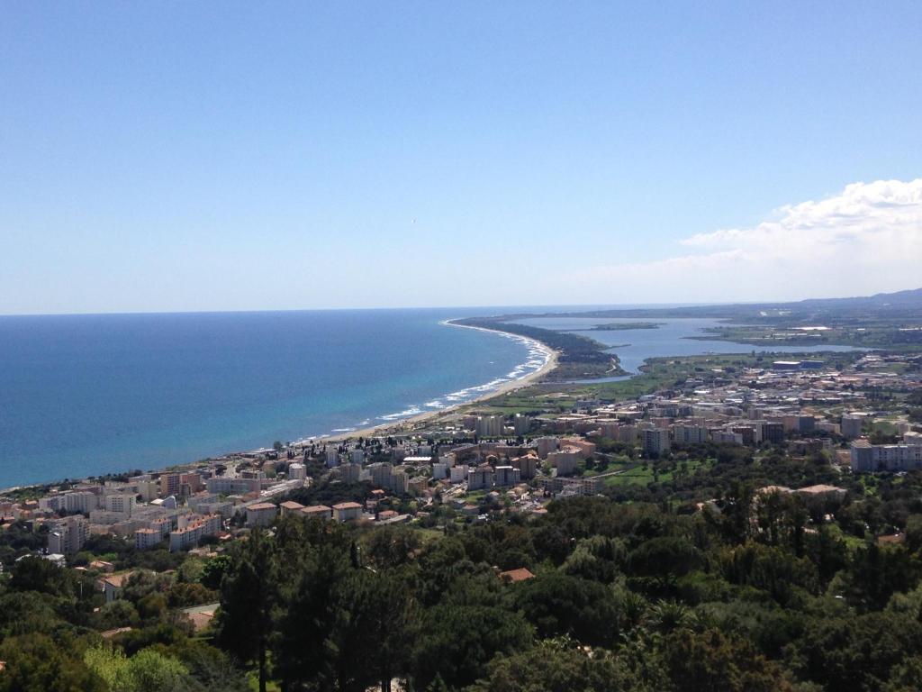 une vue aérienne d'une ville et de l'océan dans l'établissement Appartement Cardo, à Bastia