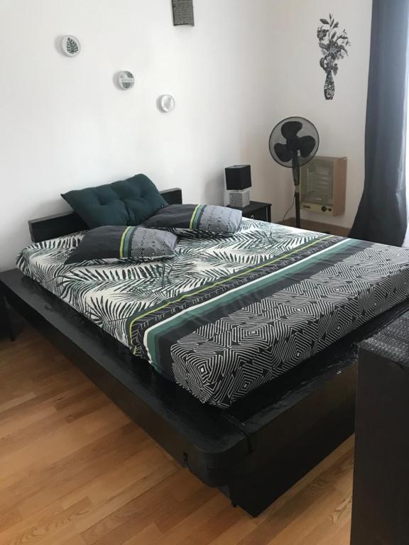 uma cama com uma moldura preta num quarto em Chambre en Ardèche du Sud em Saint-Remèze