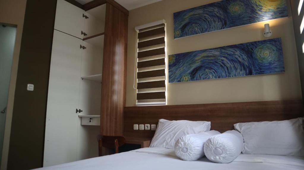 Postel nebo postele na pokoji v ubytování DJURAGAN KAMAR SLIPI