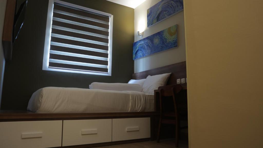 Postel nebo postele na pokoji v ubytování DJURAGAN KAMAR SLIPI