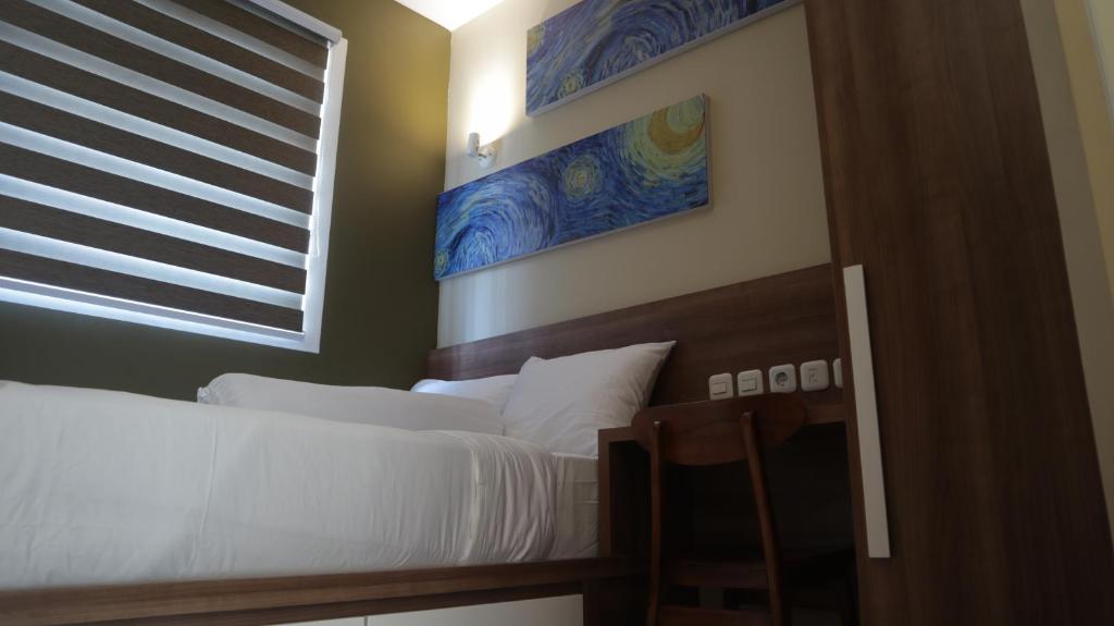 Postel nebo postele na pokoji v ubytování DJURAGAN KAMAR SLIPI