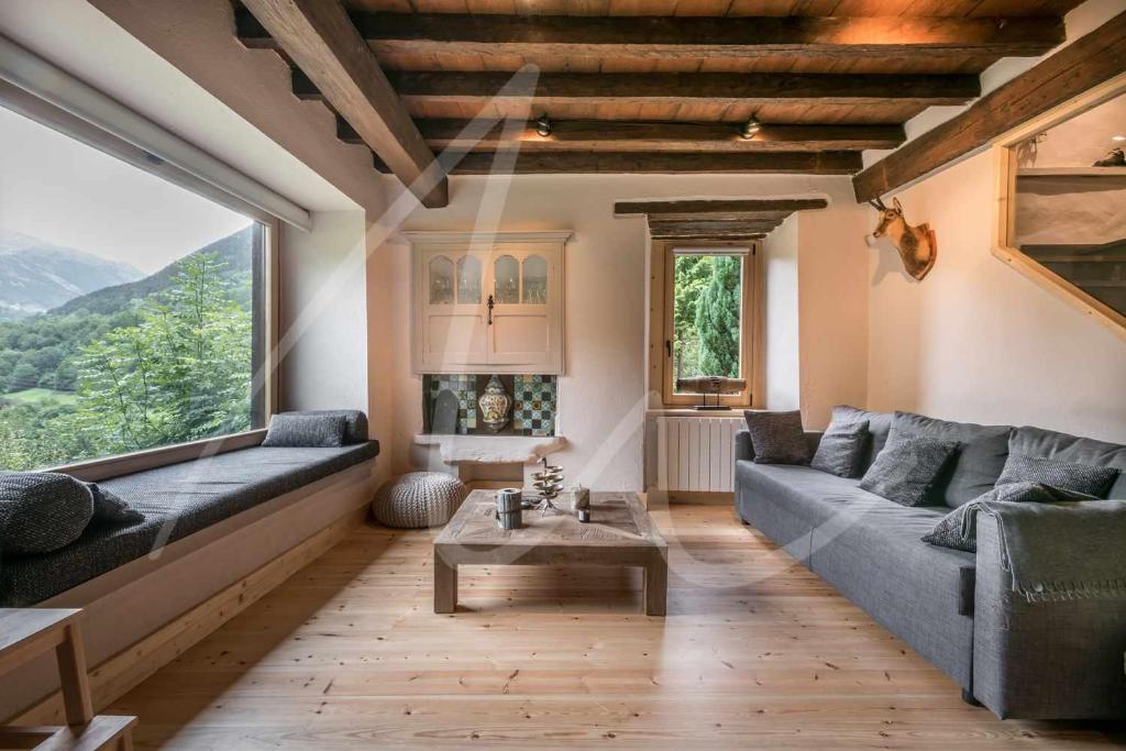 uma sala de estar com um sofá e uma mesa em Casa Montlude by SeaMount Rentals em Gessa