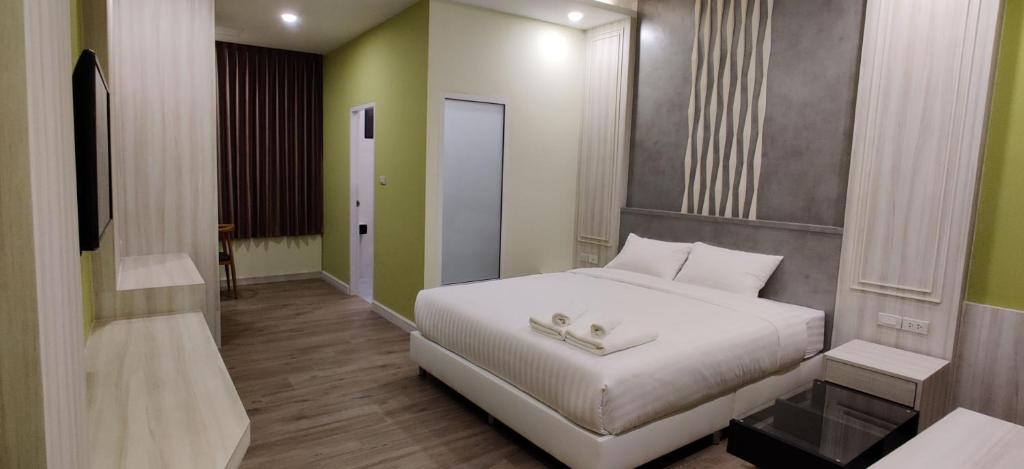 a bedroom with a white bed and a bathroom at หอพัก ทูเอ็มเพลส 2M Place Apartment in Ban Khlong Nung