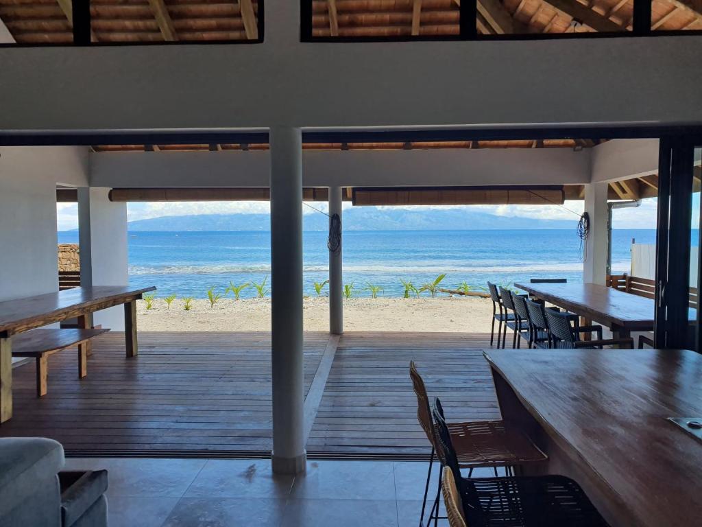 a restaurant with a view of the beach at Moorea Lodge in Temae