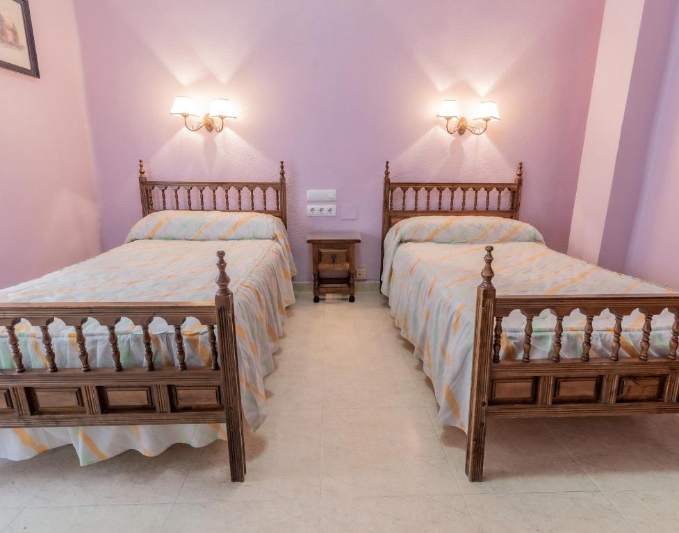 En eller flere senge i et værelse på Pensión Virginia by Vivere Stays