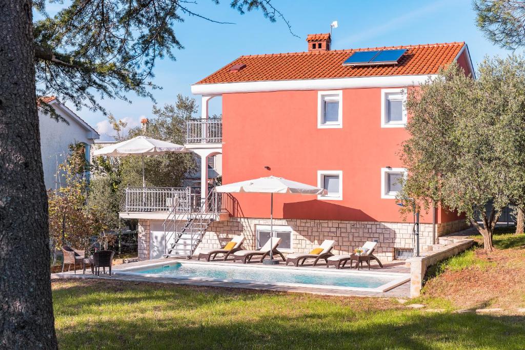 willa z basenem przed domem w obiekcie Villa Polion Peroj w mieście Peroj