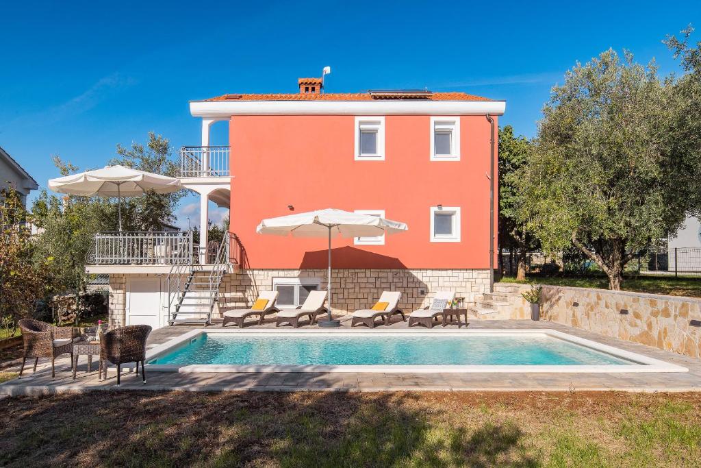 Basen w obiekcie Villa Polion Peroj lub w pobliżu