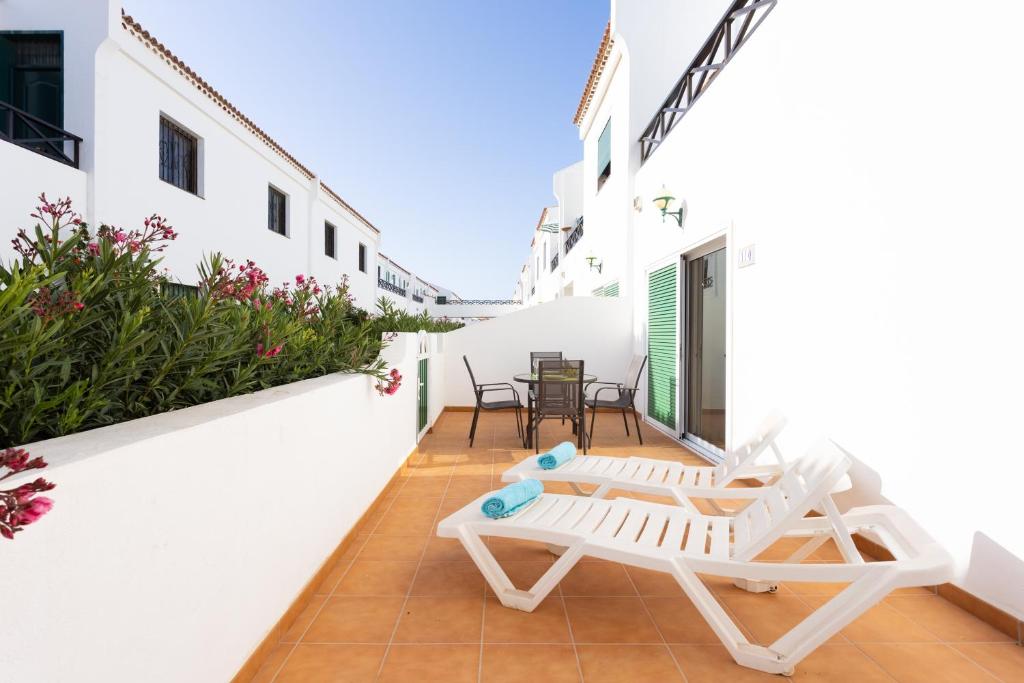 Balkón nebo terasa v ubytování Home2Book Cozy Apartment Costa del Silencio, Pool