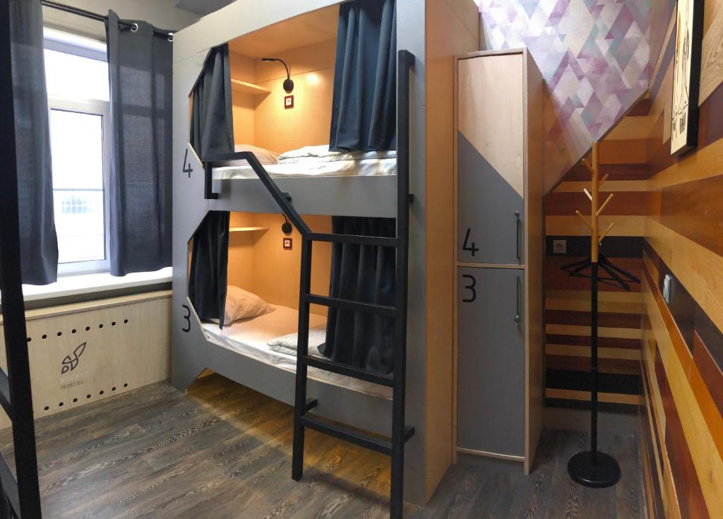 カルーガにあるХостел Рокетの二段ベッドと階段が備わる客室です。