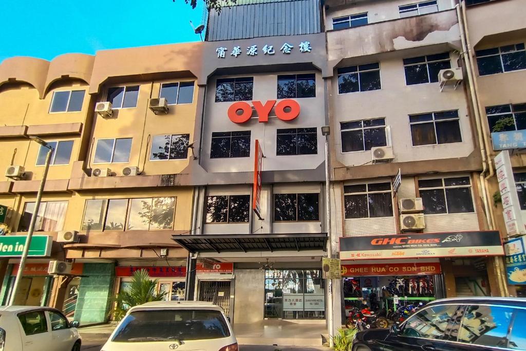 a building with an oo sign on the front of it at OYO 89578 Dung Fang Hotel No.1 Sibu in Sibu
