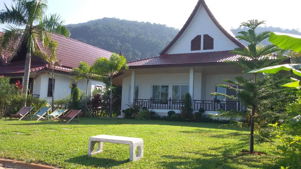 Zahrada ubytování Peony Villa, 3 Bedroom Beachfront Pool Villa