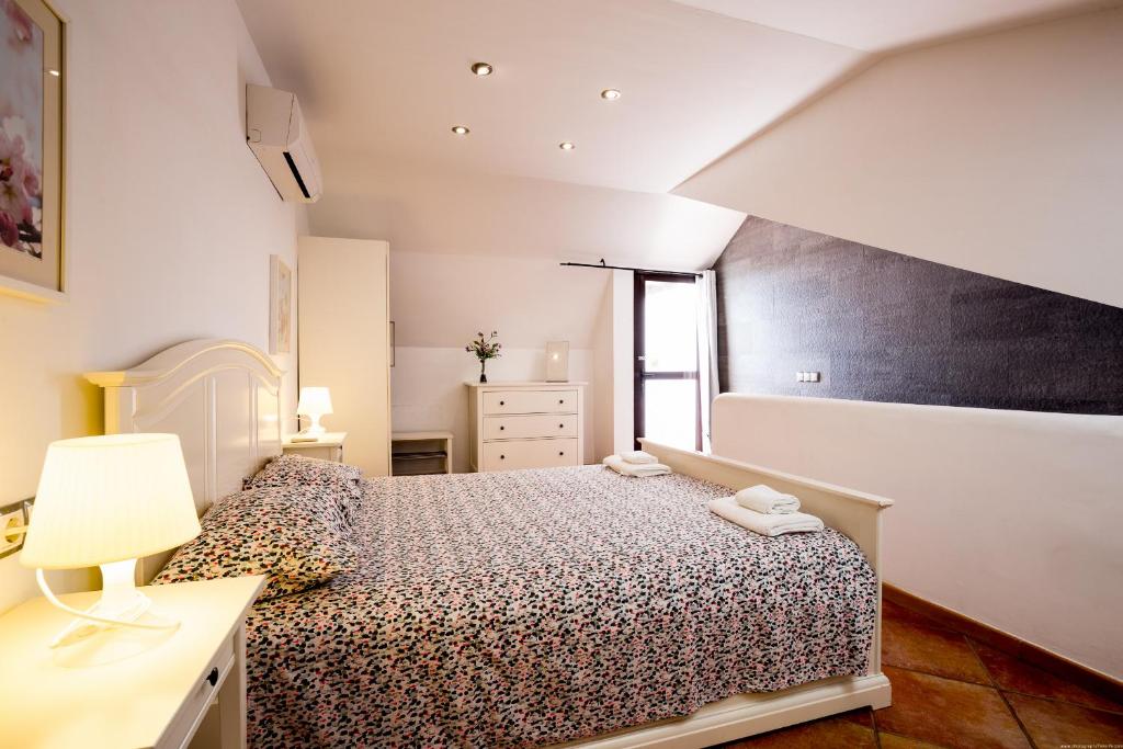 Posteľ alebo postele v izbe v ubytovaní GO2TENERIFE Apart'Manon Duplex w/ Solarium, pools & sea view