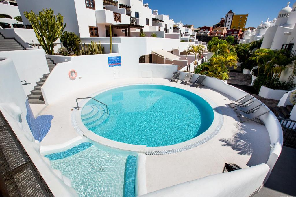 Bazén v ubytovaní GO2TENERIFE Apart'Manon Duplex w/ Solarium, pools & sea view alebo v jeho blízkosti