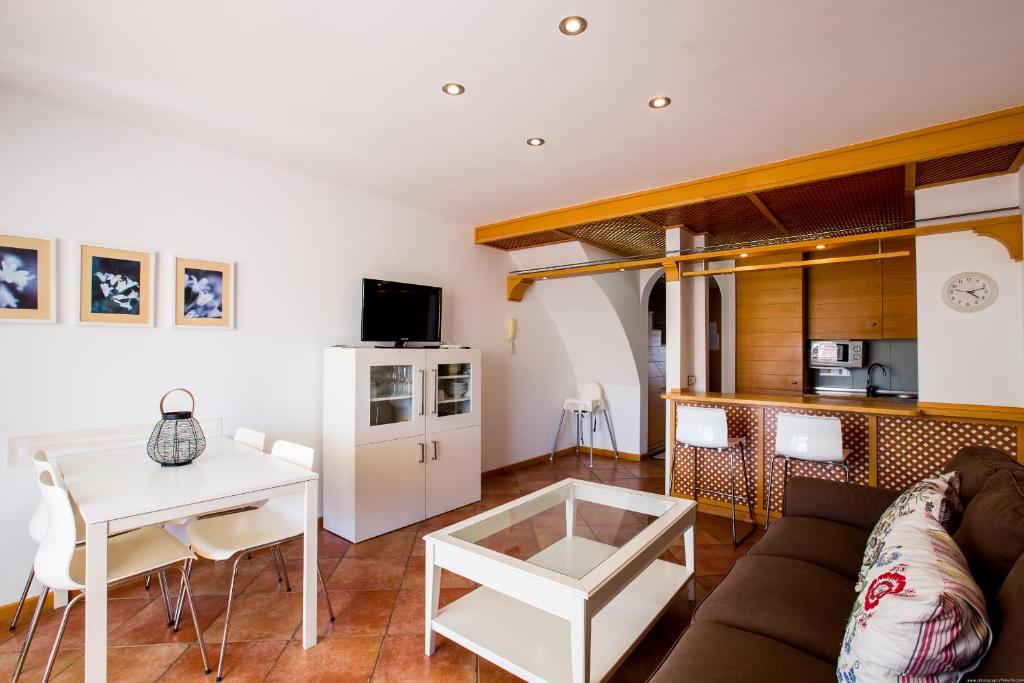 Televízia a/alebo spoločenská miestnosť v ubytovaní GO2TENERIFE Apart'Manon Duplex w/ Solarium, pools & sea view