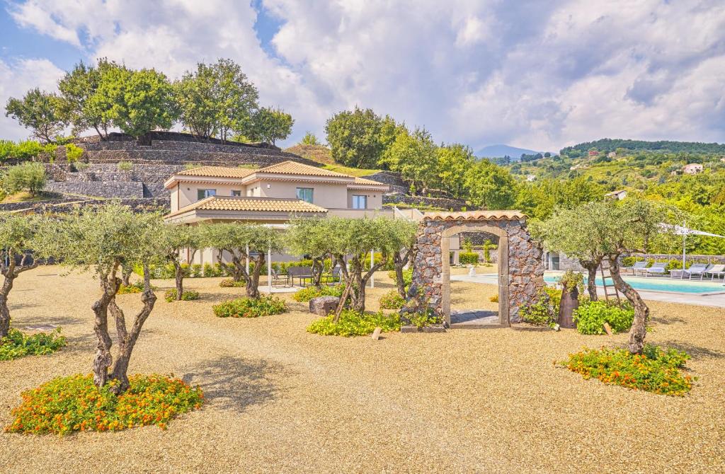 The swimming pool at or close to Il Casale di Monacella