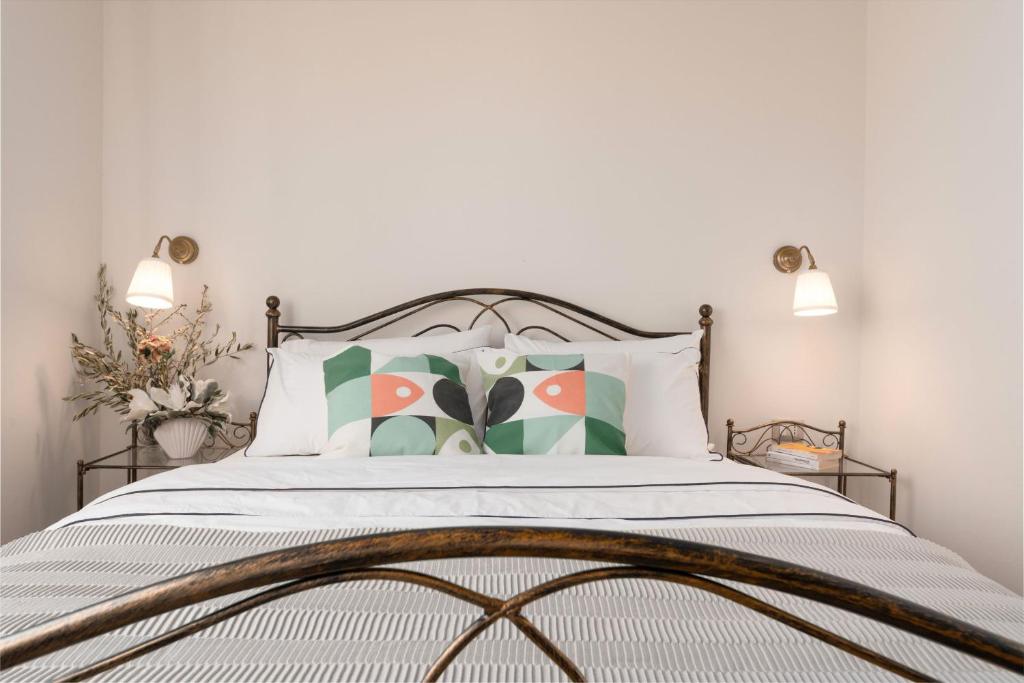 1 dormitorio con 1 cama con almohadas verdes y blancas en Rooms Karolina Funtana, en Funtana