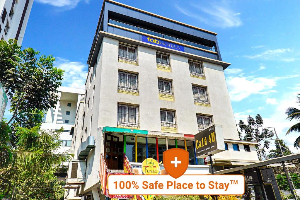 ein hohes Gebäude mit einem sicheren Aufenthaltsort in der Unterkunft FabHotel Gravity Inn Baner in Pune