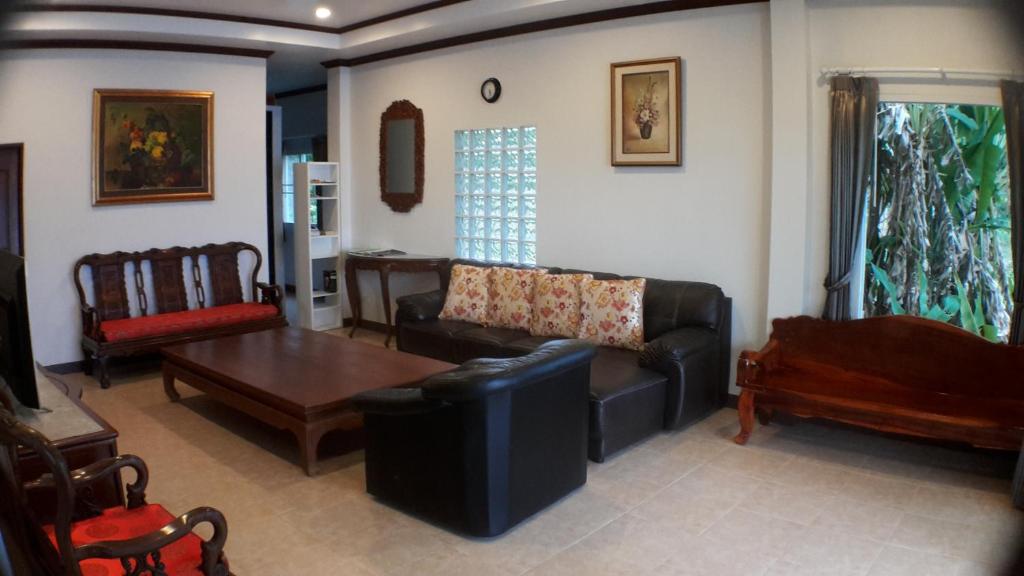 Posezení v ubytování Peony Villa, 3 Bedroom Beachfront Pool Villa