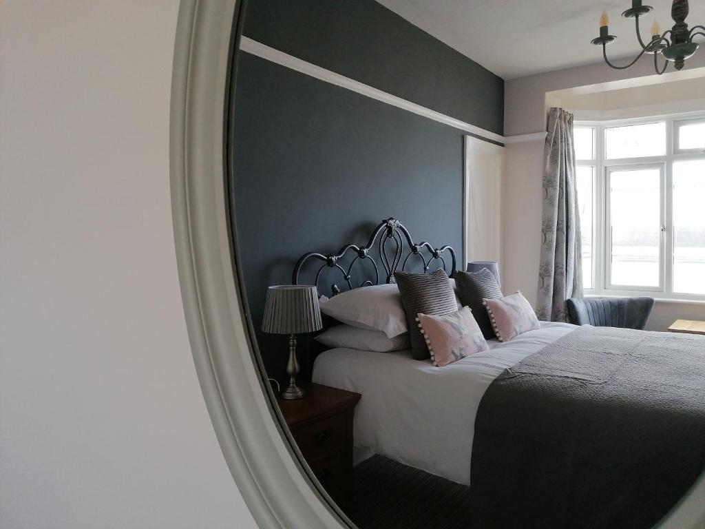 Een bed of bedden in een kamer bij Schooner Point Guest House