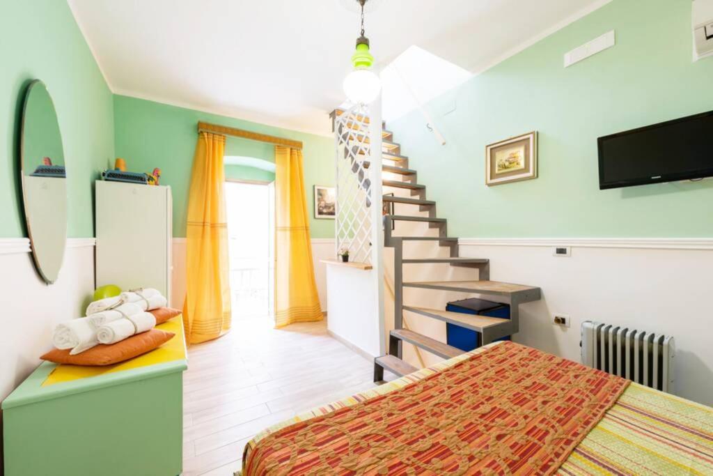 Habitación pequeña con cama y escalera en Extravacanza Porto, en Bari