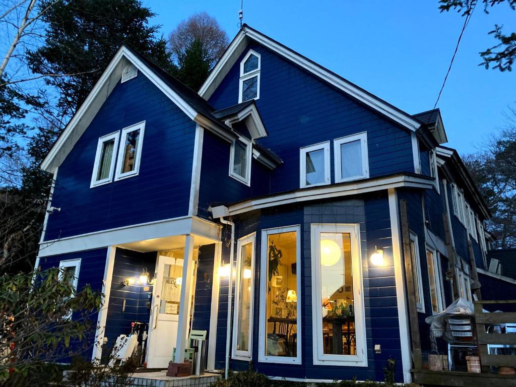 輕井澤的住宿－Bellscabin Guesthouse，白色装饰的蓝色房子