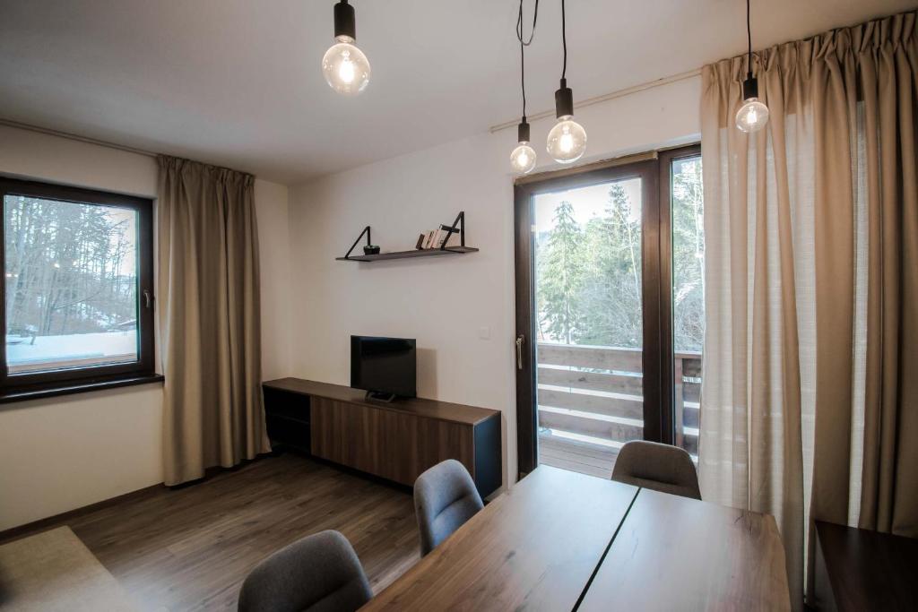 TV a/nebo společenská místnost v ubytování Apartmán Lúčnica