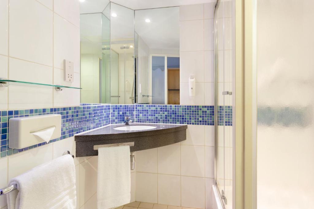 Koupelna v ubytování Holiday Inn Express Park Royal by IHG