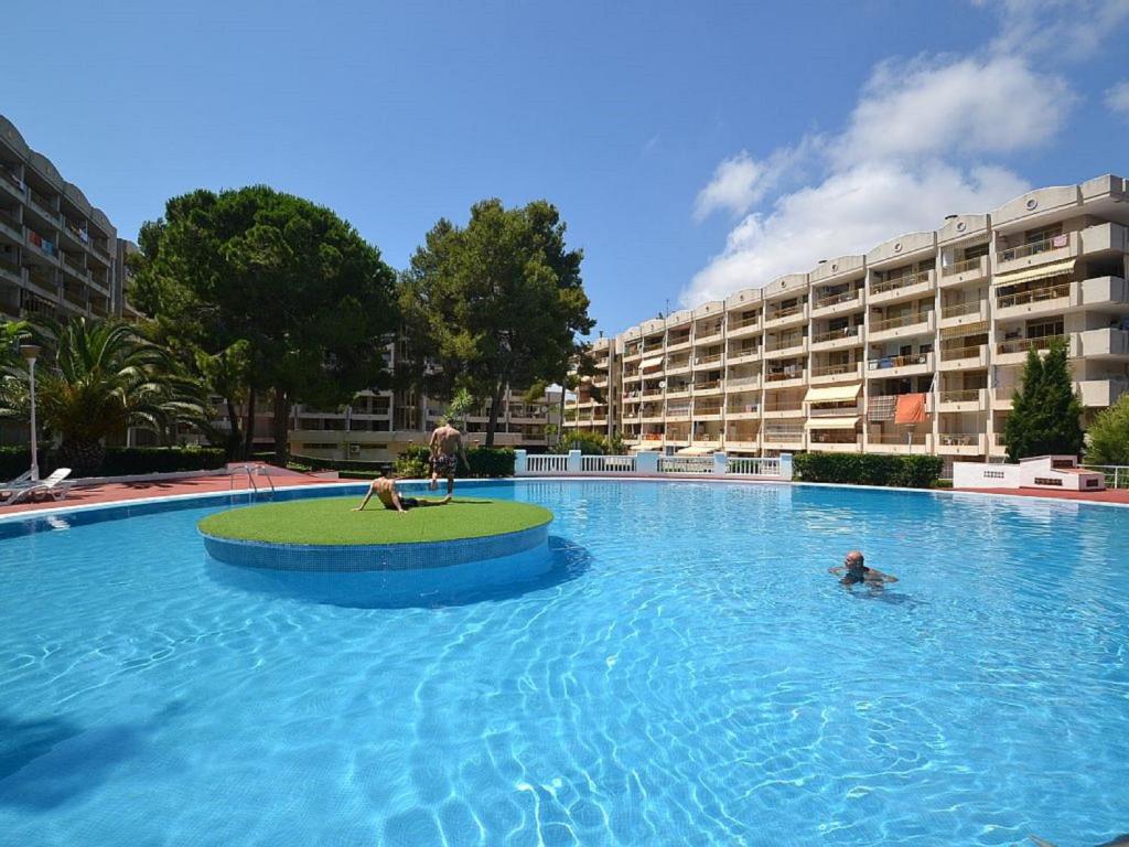 Bazén v ubytování Apartamentos La Masia 002 nebo v jeho okolí