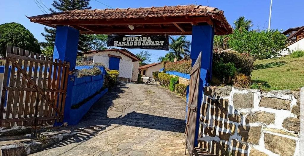 uma entrada para uma casa com um portão azul em Pousada Barão do Javary em Miguel Pereira