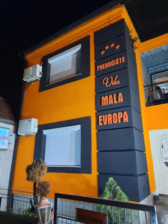 un edificio con una señal que readsrue ma malaja evoca en Vila Mala Evropa en Leskovac