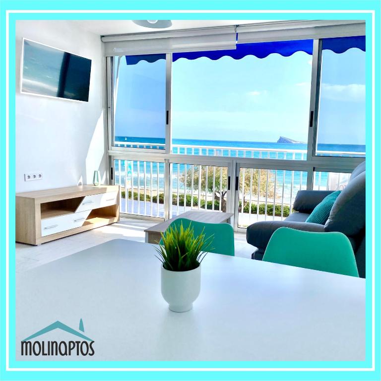 a living room with a view of the ocean at Apartamento Familiar Frente al Mar by Molinaptos in Benidorm