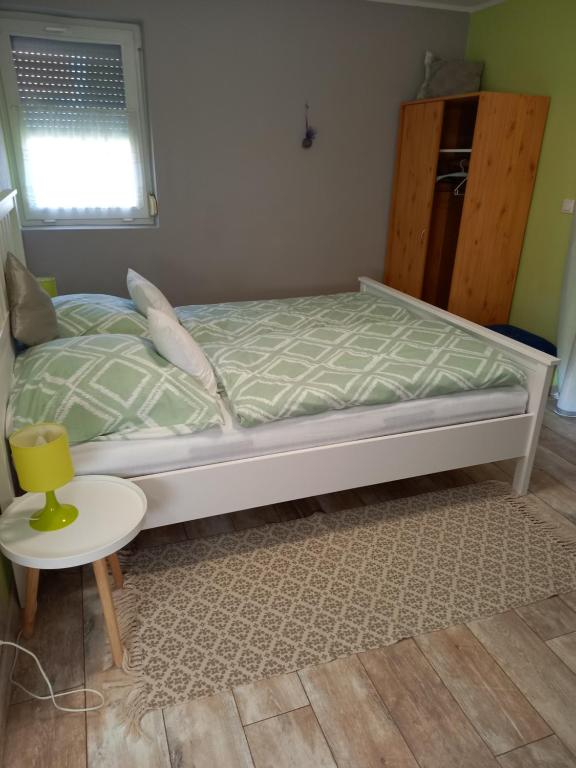 Postel nebo postele na pokoji v ubytování Dűlő Apartmanház