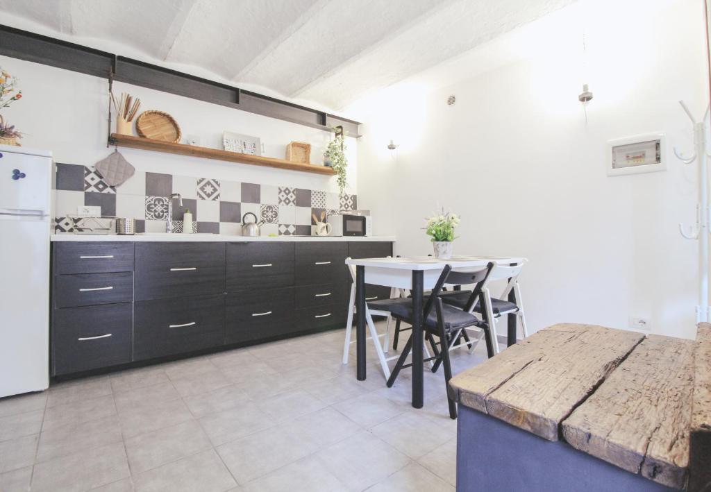 a kitchen with a table and a refrigerator at Al Beniss in Acquaseria