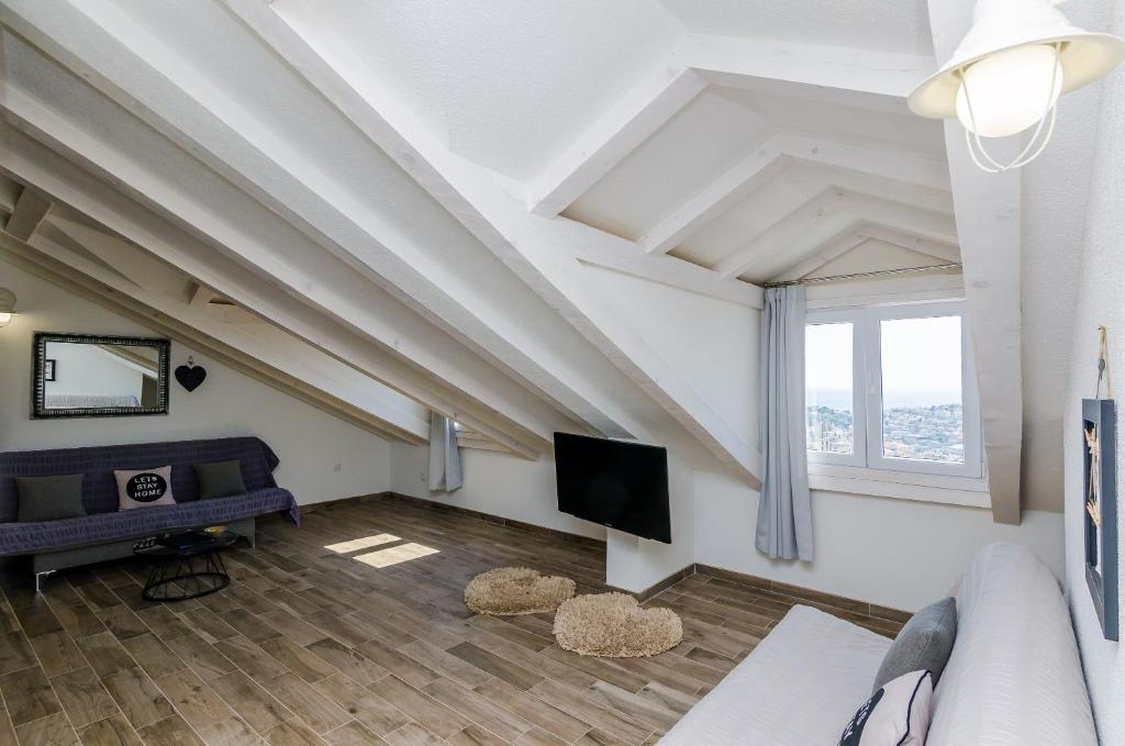TV a/nebo společenská místnost v ubytování Apartments Life
