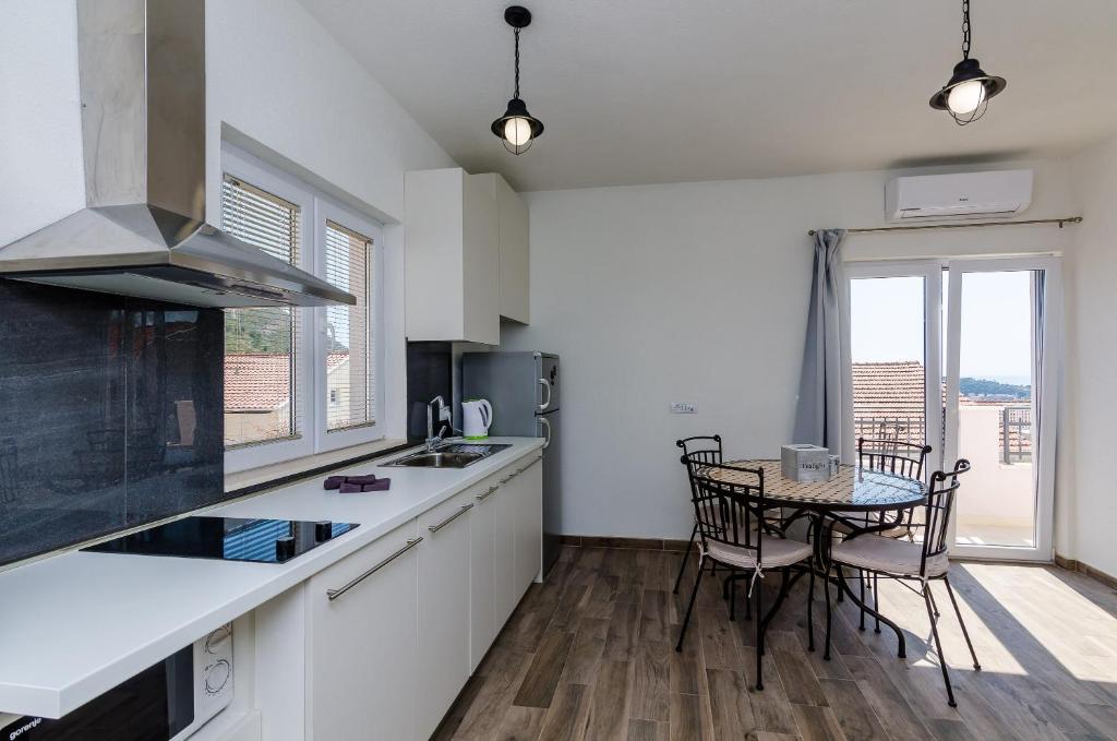 Kuchyň nebo kuchyňský kout v ubytování Apartments Life