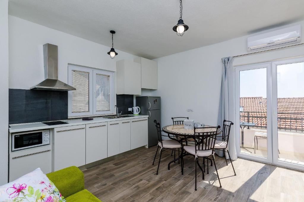 Kuchyň nebo kuchyňský kout v ubytování Apartments Life