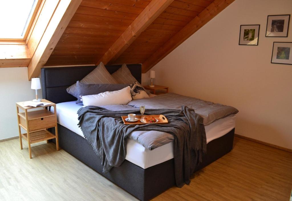 um quarto com uma cama grande num sótão em An der Kapf em Münsingen