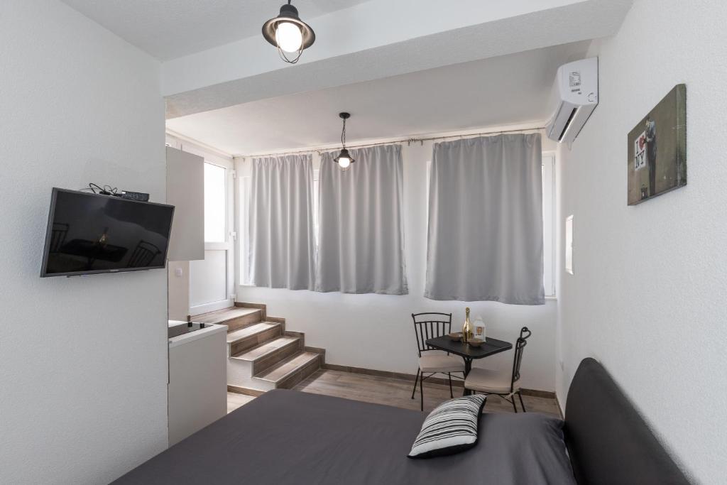 TV a/nebo společenská místnost v ubytování Apartments Life