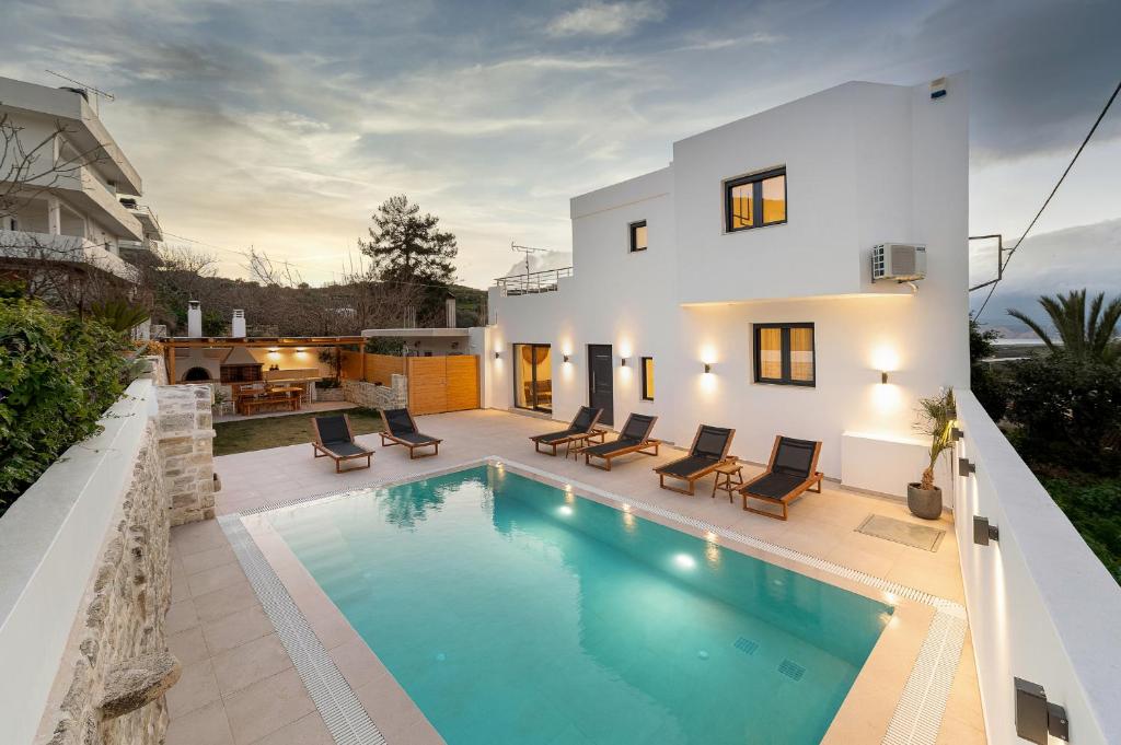 een villa met een zwembad voor een huis bij Villa Calma in Kamilari