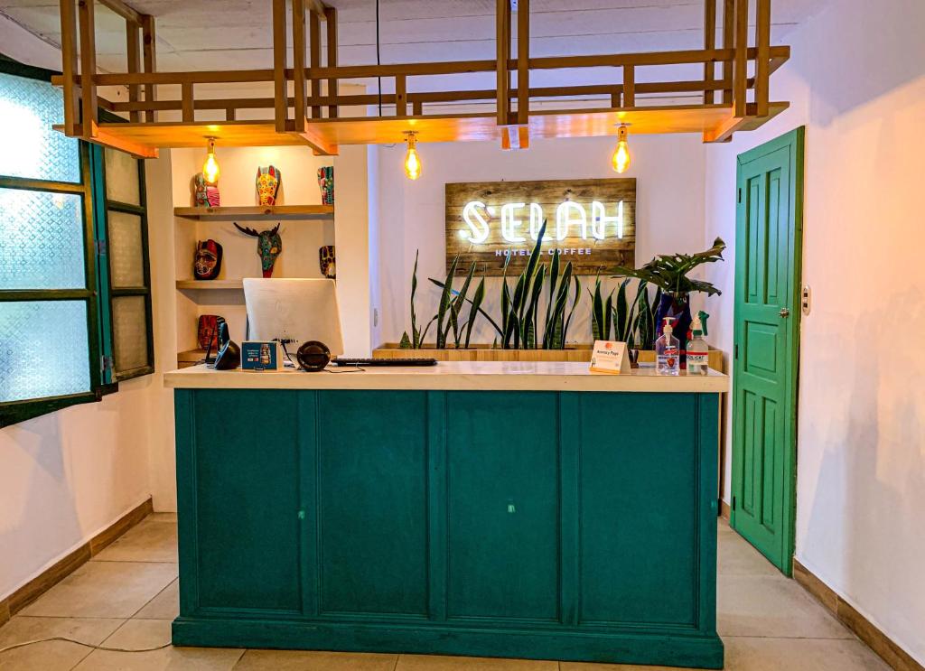 una cucina con isola verde in una camera di Selah hotel & coffee a Antigua Guatemala