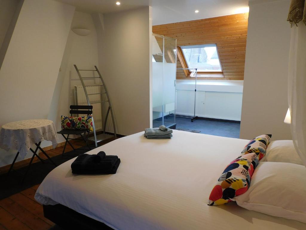 ブルージュにあるKruitenbergの窓付きの客室で、白い大型ベッド1台が備わります。
