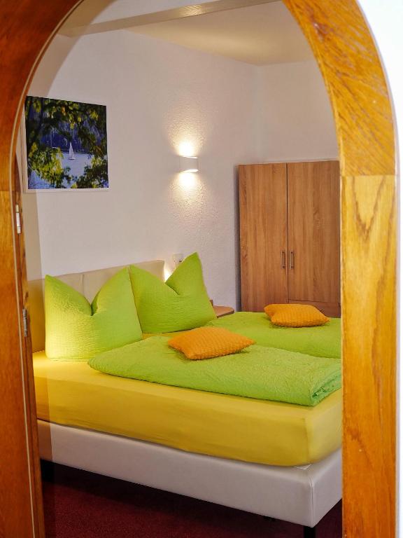 Postel nebo postele na pokoji v ubytování Wochner's Hotel-Sternen Am Schluchsee Hochschwarzwald