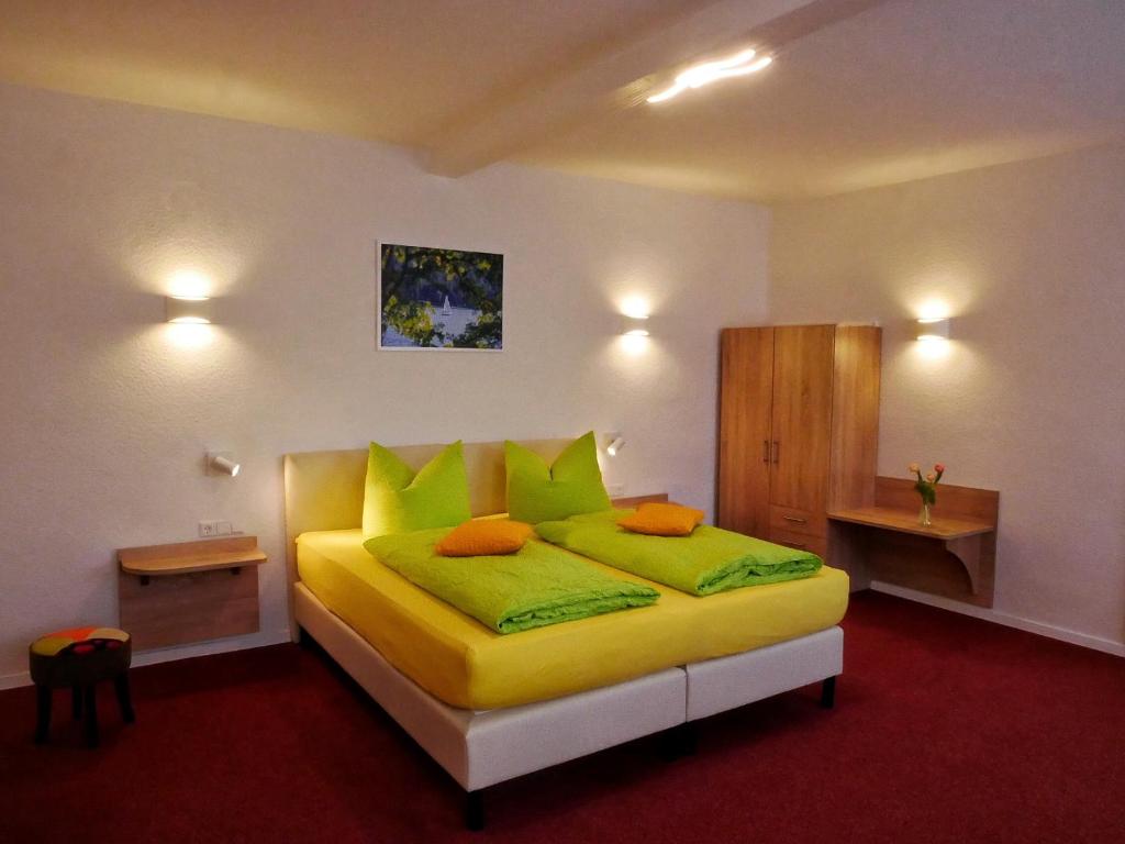 Postel nebo postele na pokoji v ubytování Wochner's Hotel-Sternen Am Schluchsee Hochschwarzwald