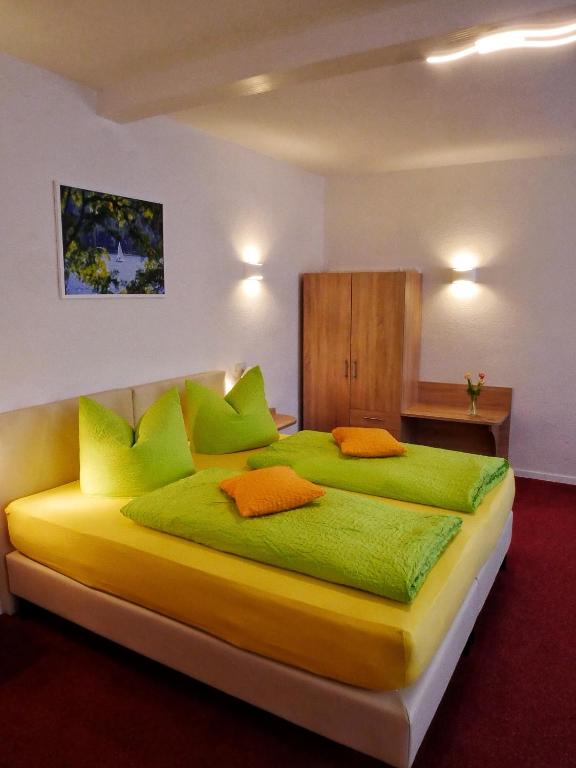 Postel nebo postele na pokoji v ubytování Wochner's Hotel-Sternen Am Schluchsee Hochschwarzwald