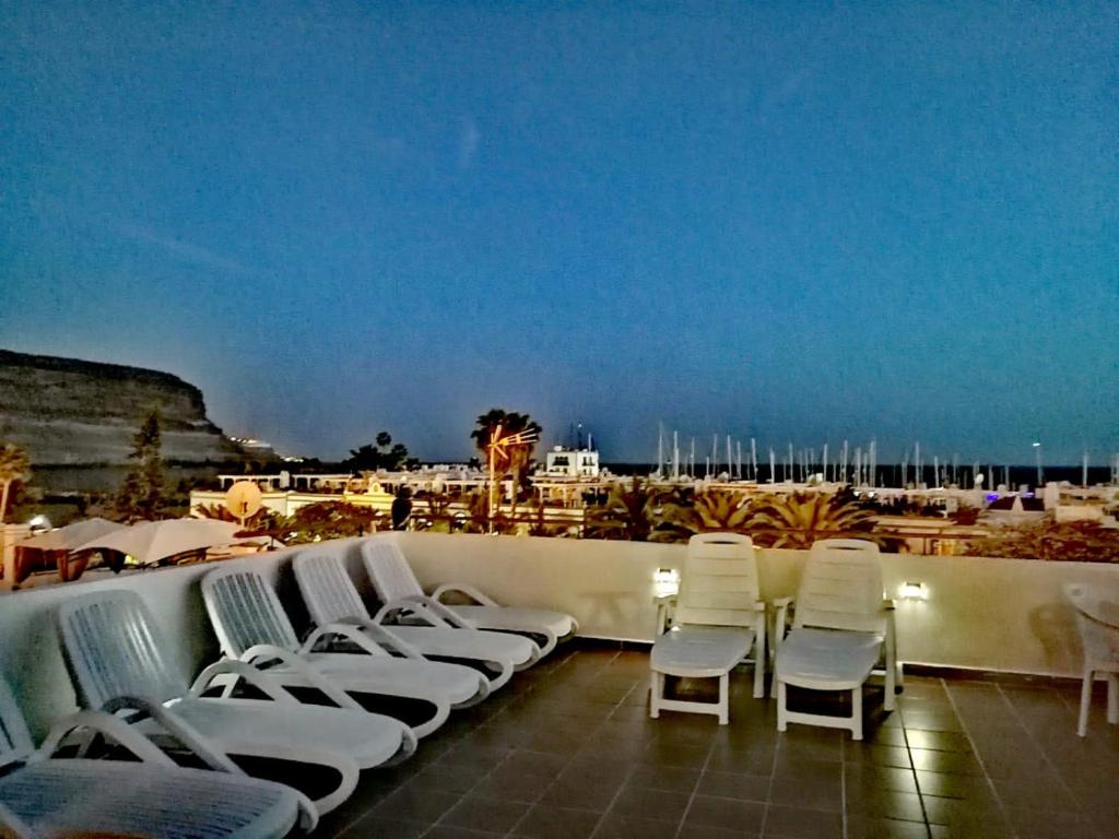 - un ensemble de chaises assises au-dessus d'une terrasse dans l'établissement La Caytispa, à Puerto de Mogán