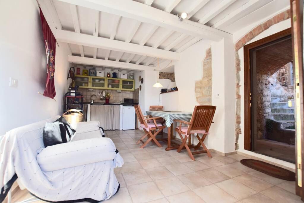 een woonkamer met een bank en een tafel bij IL NIDO in Campiglia Marittima